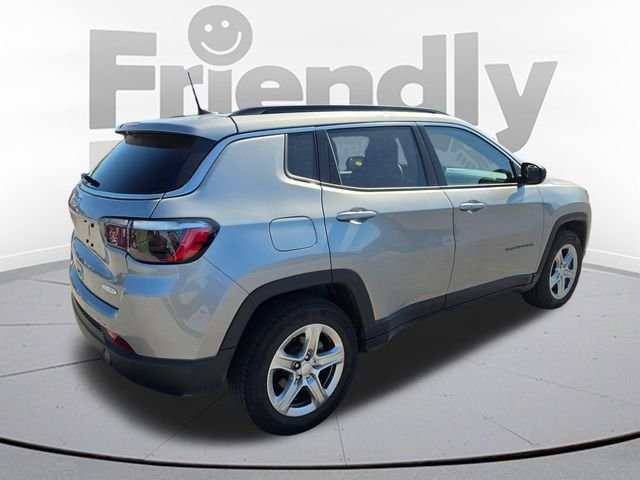 Used 2023 Silver Jeep Latitude image 5