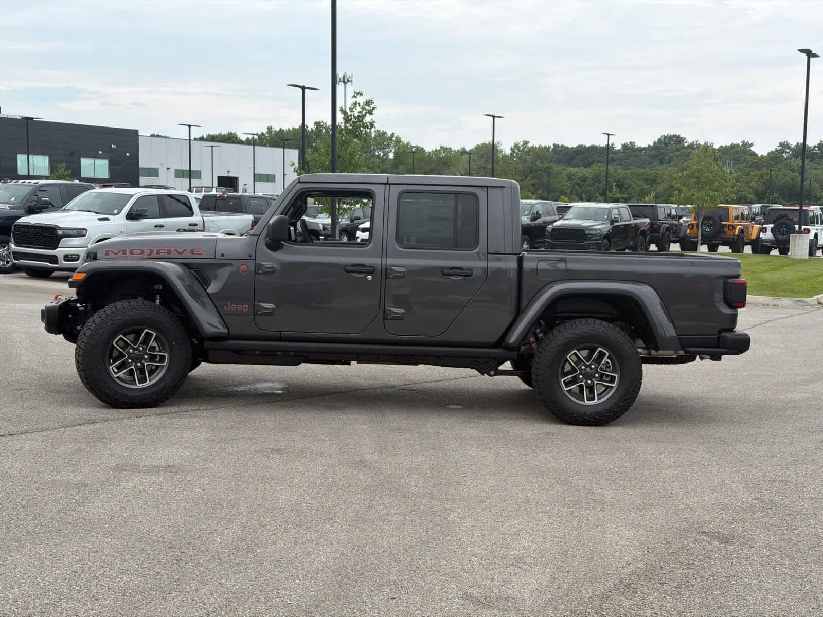 New 2026 Granite Crystal Metallic Clearcoat Jeep Mojave X image 5