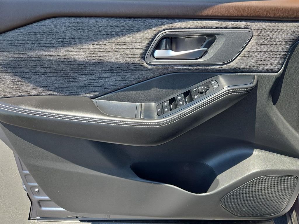 2021 Nissan Rogue SV - Photo 14