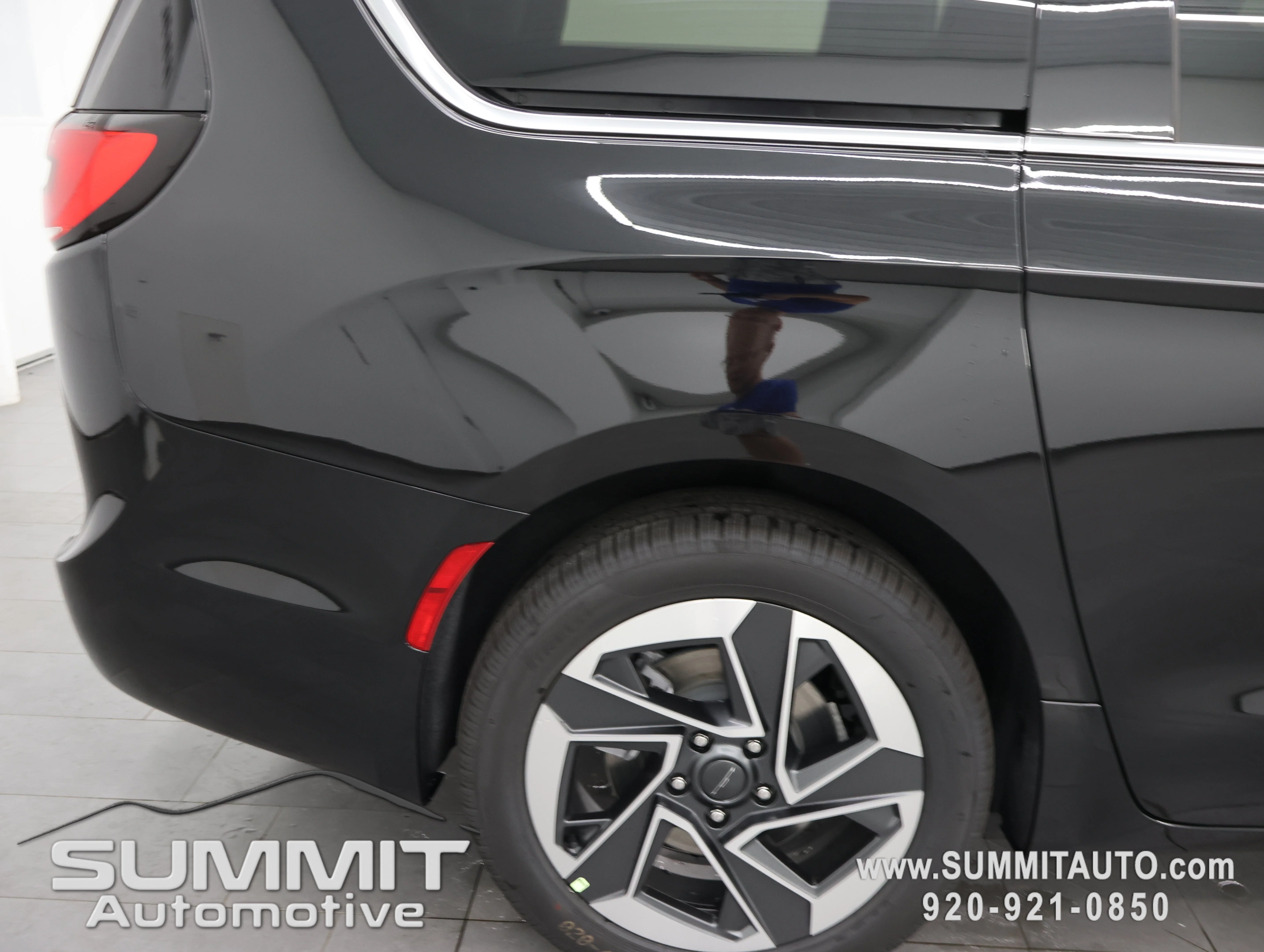 New 2027 Diamond Black Crystal Pearl-Coat Exterior Paint Chrysler Limited image 31