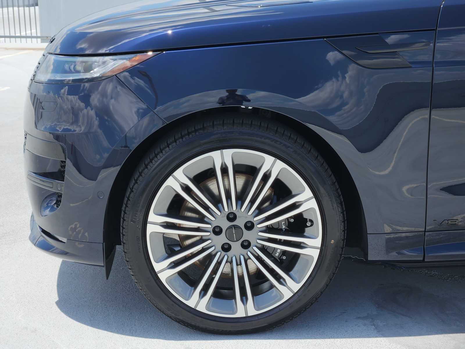 New 2026 Constellation Blue Ultra Metallic Gloss LAND ROVER Dynamic SE image 9