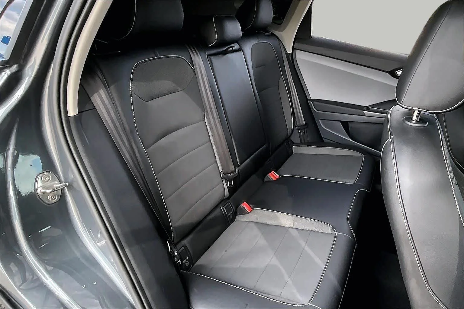 Used 2022 Platinum Gray Metallic Volkswagen SE image 20