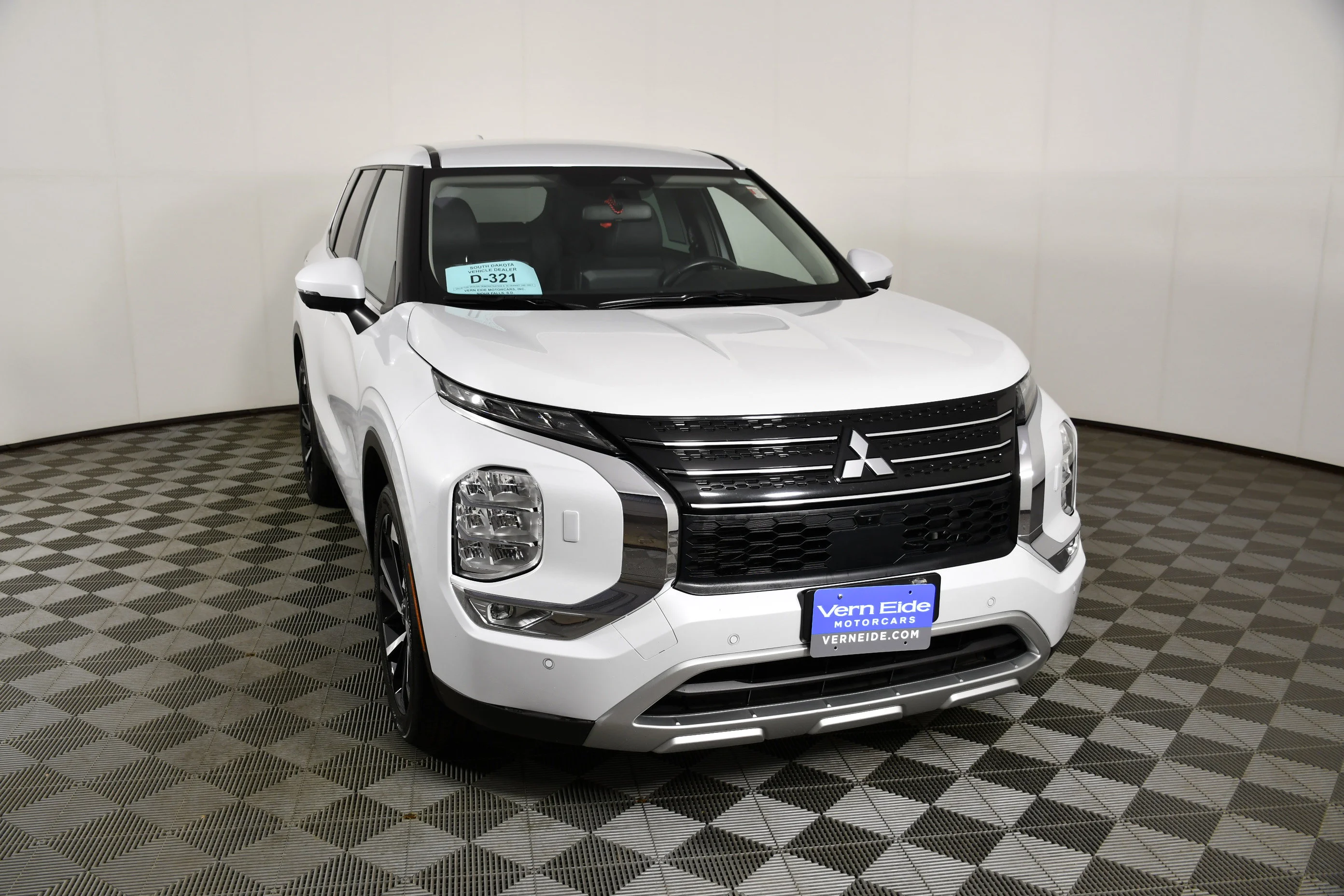 Certified Used 2023 White Diamond Mitsubishi SE image 3