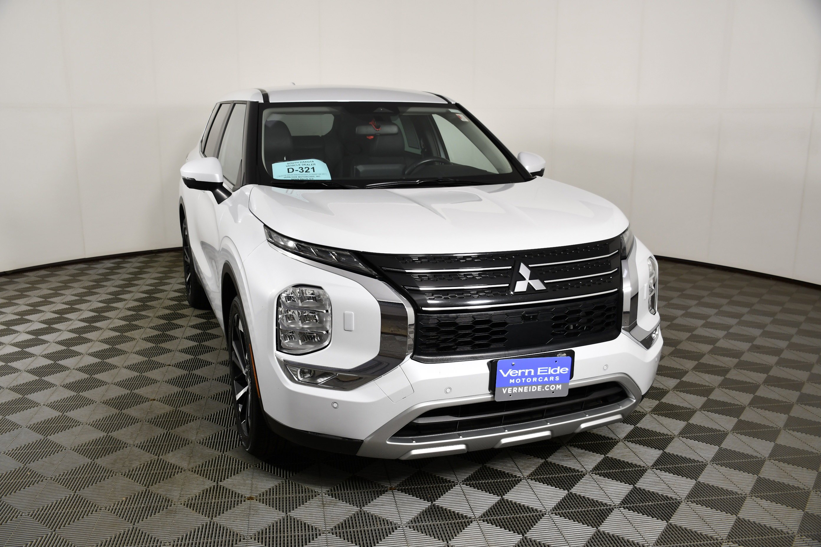 Certified Used 2023 White Diamond Mitsubishi SE image 3