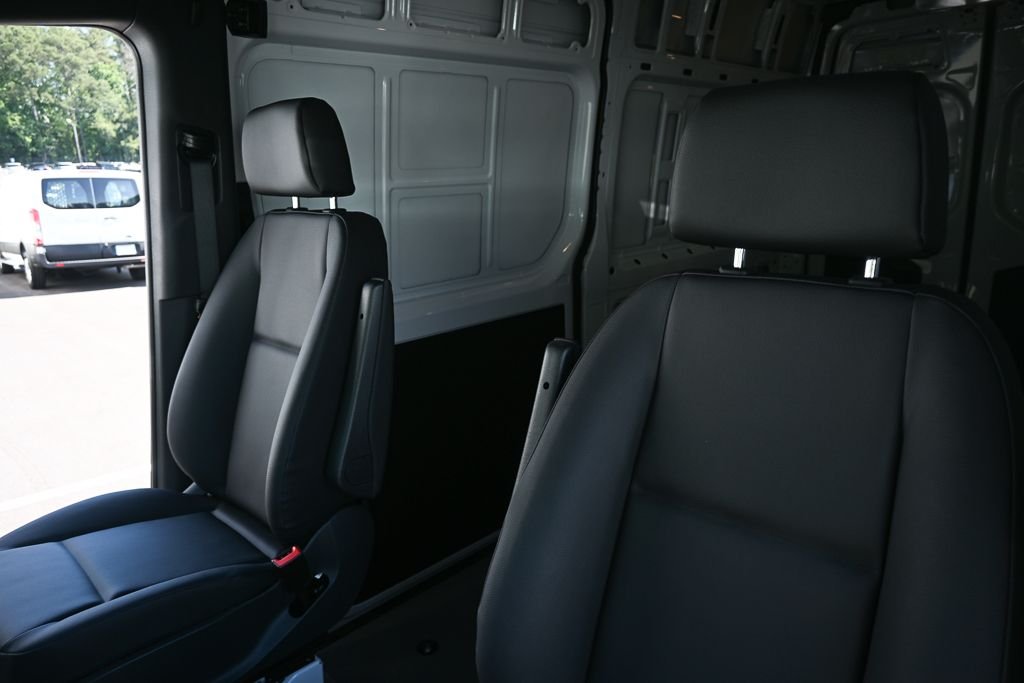 Used 2025 Arctic+White Mercedes-Benz Cargo 144 WB image 5