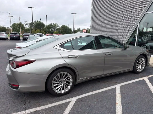 Used 2021 Silver Lexus ES 300h Luxury image 4