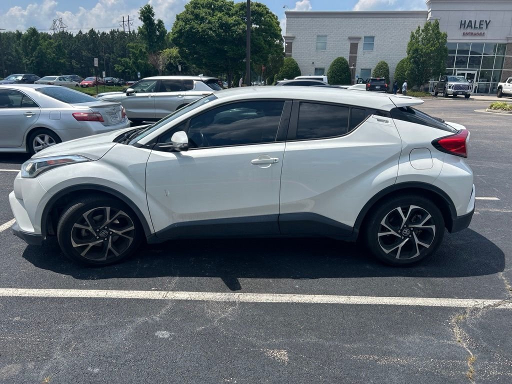 Used 2019 White Toyota XLE image 4