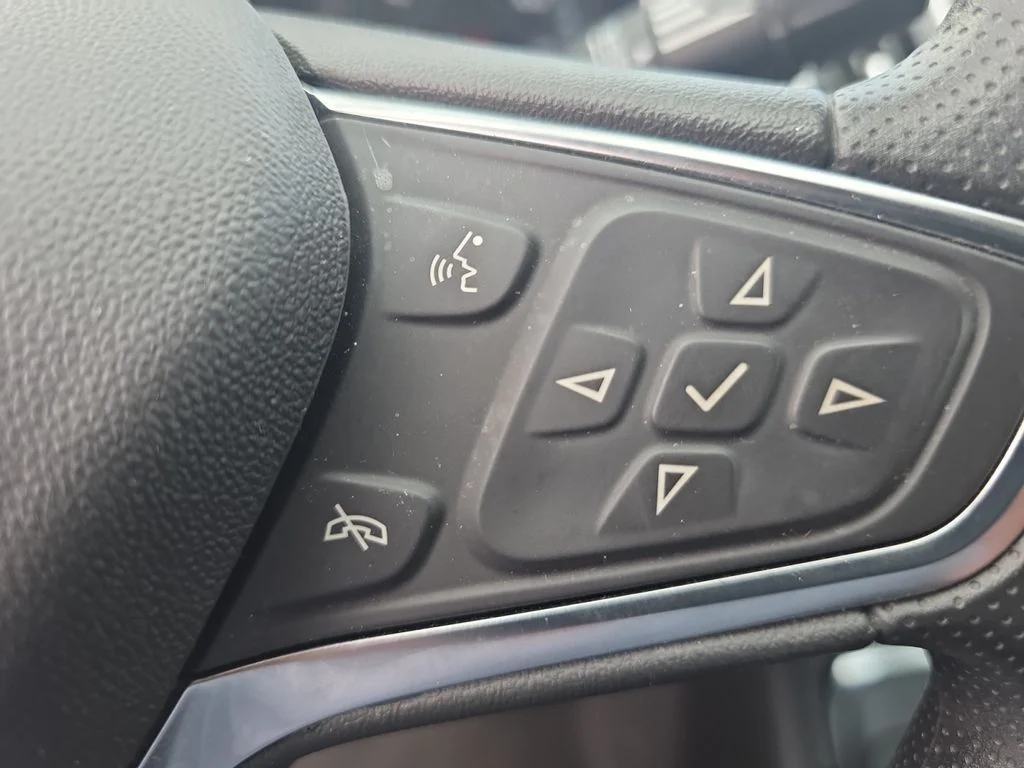 Used 2025 Summit White Chevrolet LT image 20