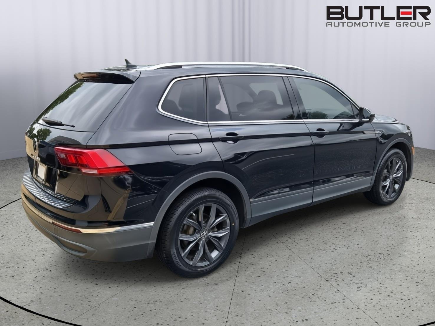Used 2022 Deep Black Pearl Volkswagen SE image 9