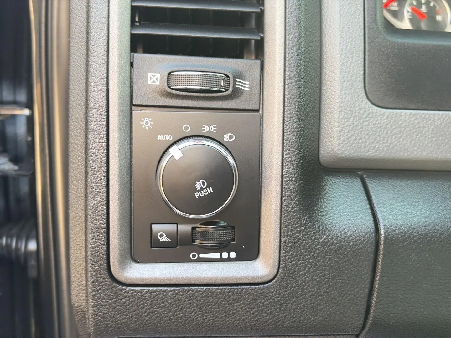 Used 2018 Brilliant Black Crystal Pearl Ram Express image 19