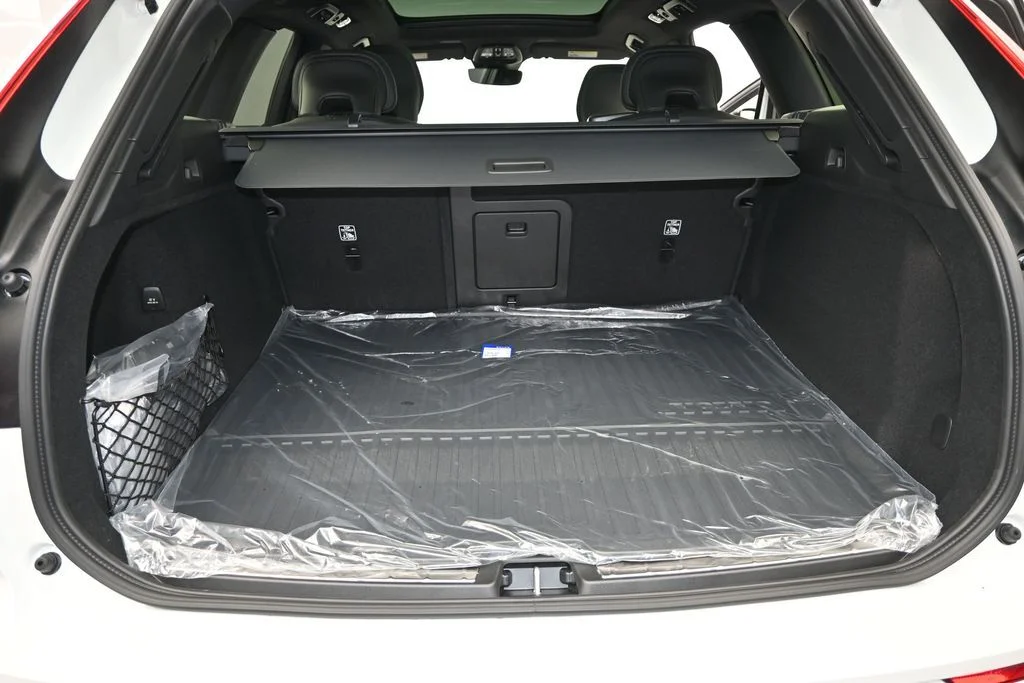 New 2026 Crystal White Volvo T8 Ultra Black Edition image 15