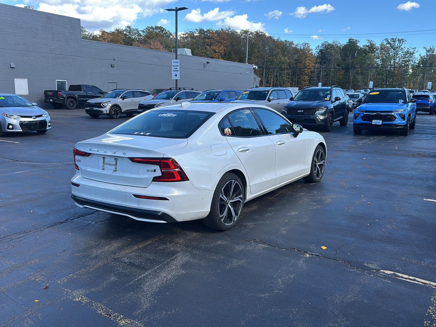 Used 2024 Crystal White Metallic Volvo Plus Dark Theme image 9