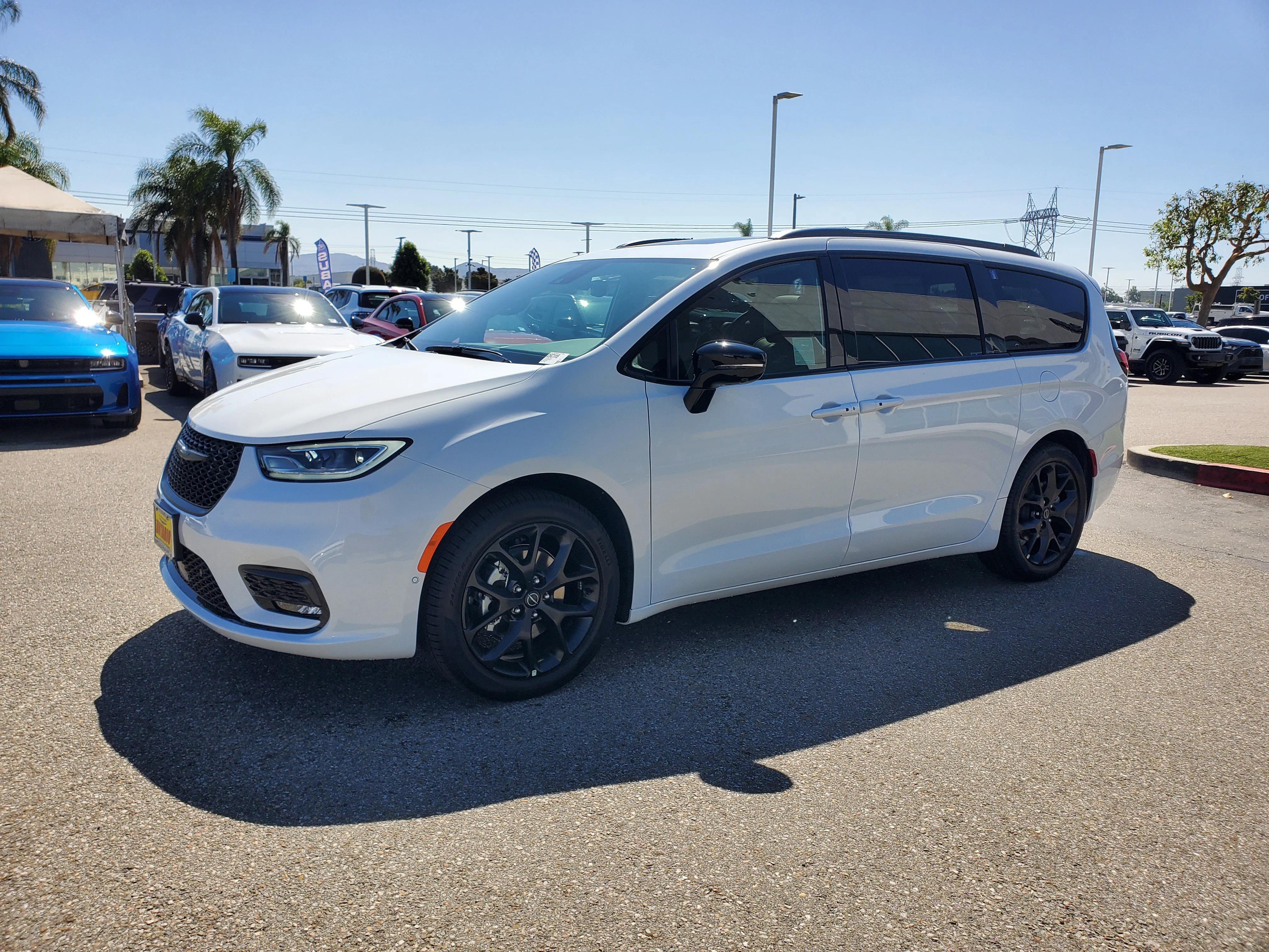 New 2026 Bright White Clear-Coat Exterior Paint Chrysler Limited image 8