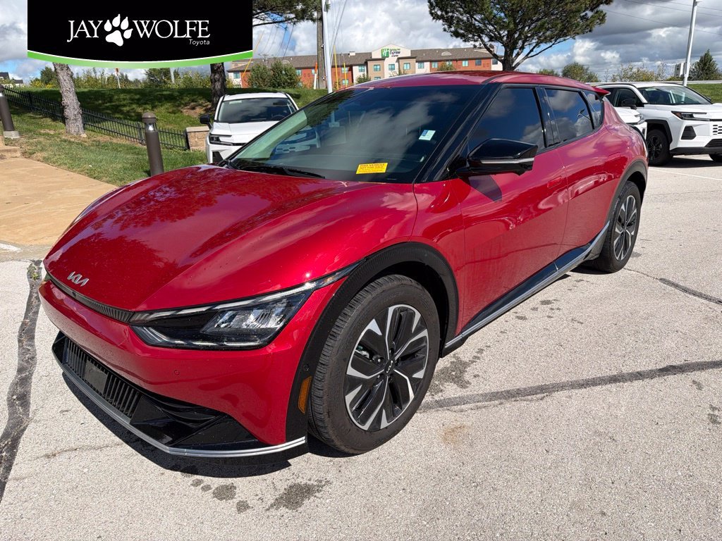 Used 2024 Red Kia Wind image 1