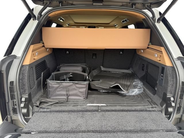 New 2026 Fuji White Land Rover SE image 18