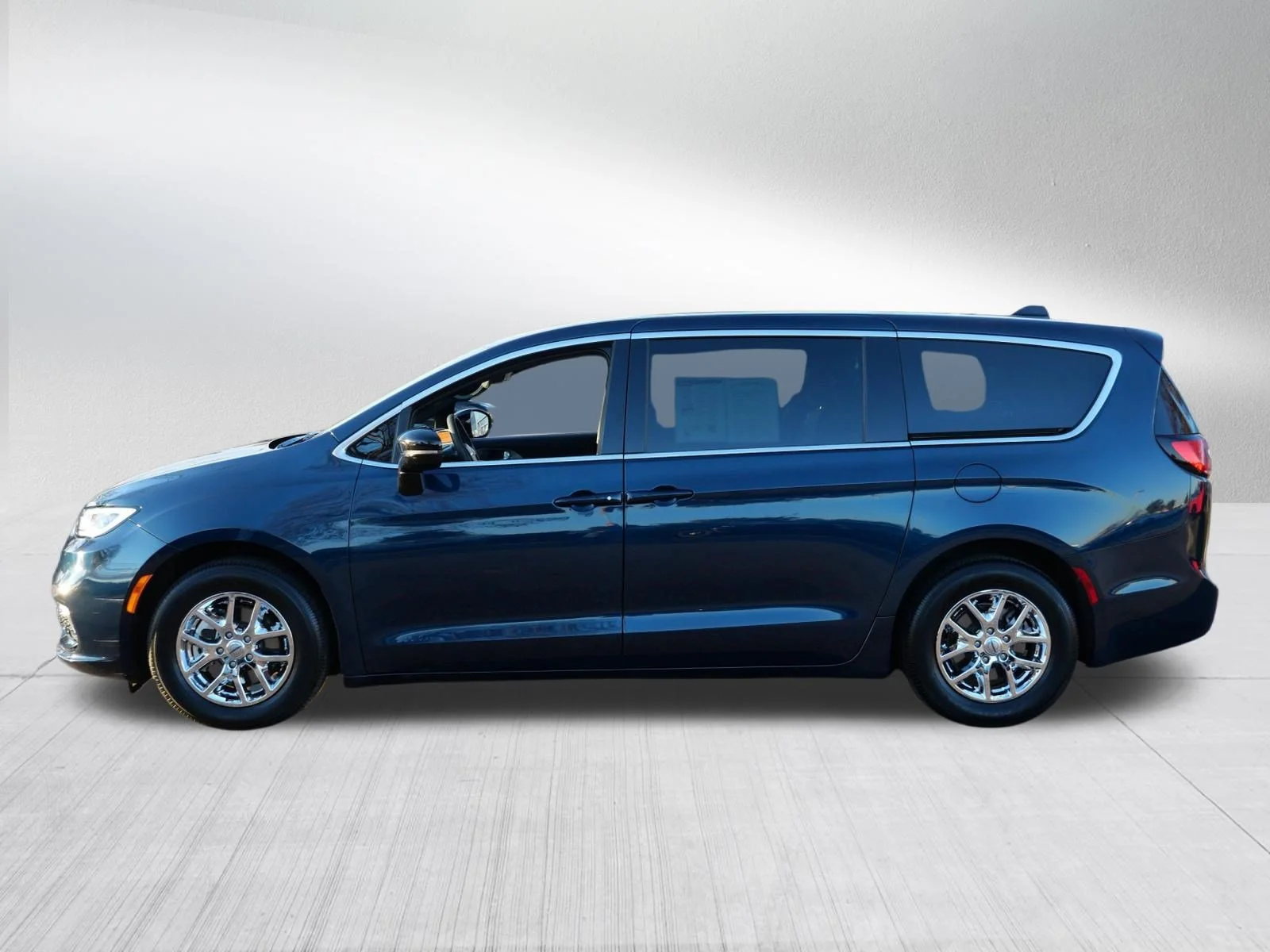 Used 2025 Fathom Blue Pearlcoat Chrysler Select image 3