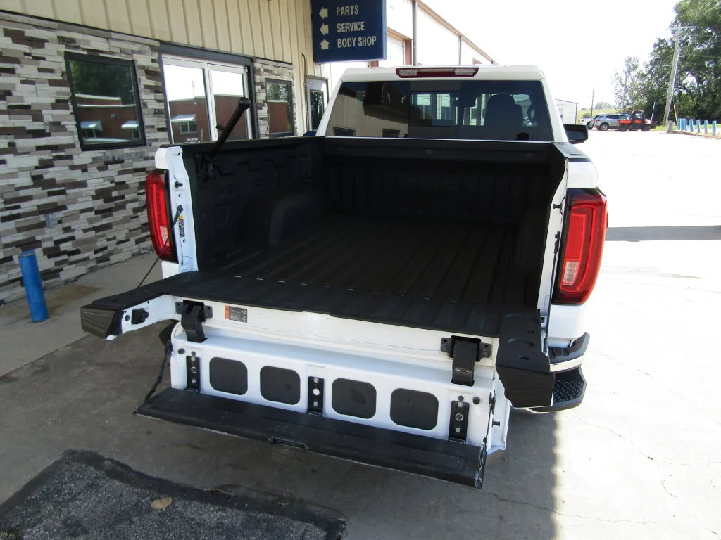 Used 2024 White GMC SLT image 26