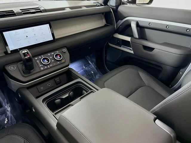 Used 2024 Hakuba Silver Metallic Land Rover X-Dynamic SE image 26