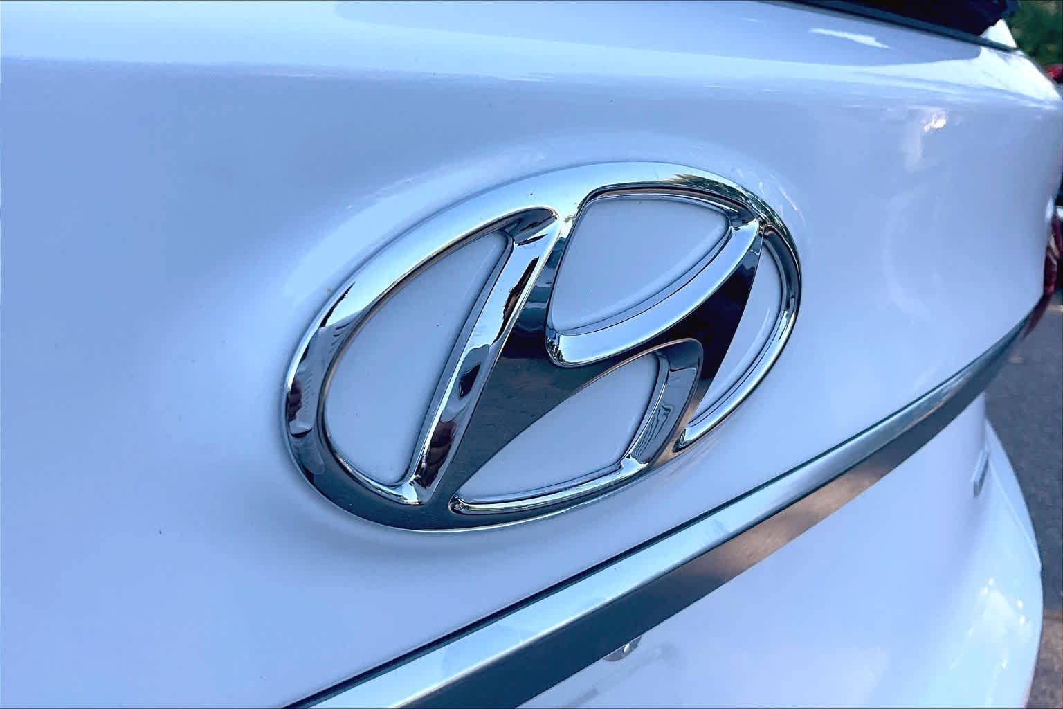 Used 2019 Quartz White Hyundai Limited image 30