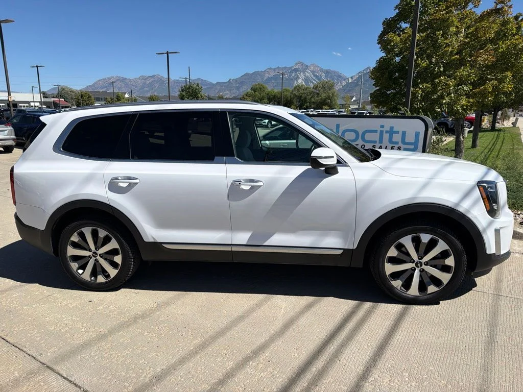 Used 2022 White Kia S image 8