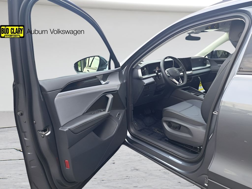2025 Volkswagen Tiguan SE - Photo 12