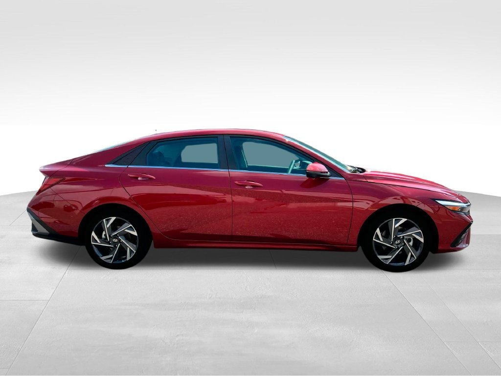 2025 Hyundai Elantra Limited - Photo 11