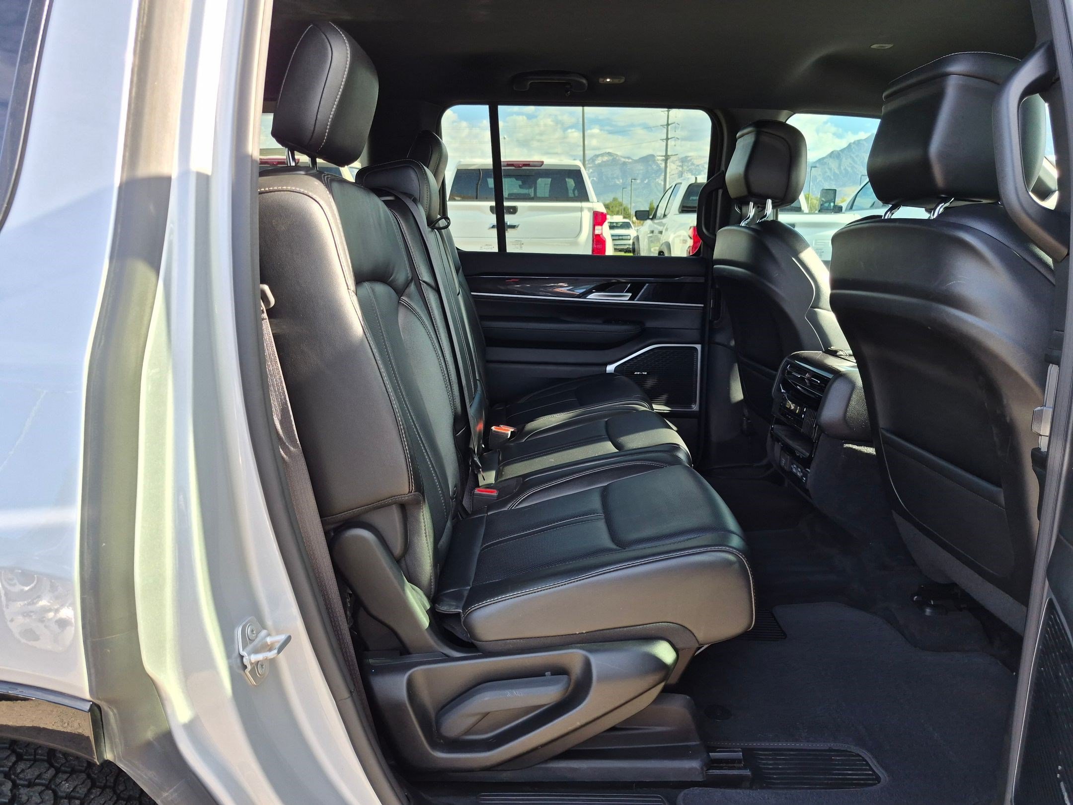 Used 2023 Silver Zynith Jeep Base image 31