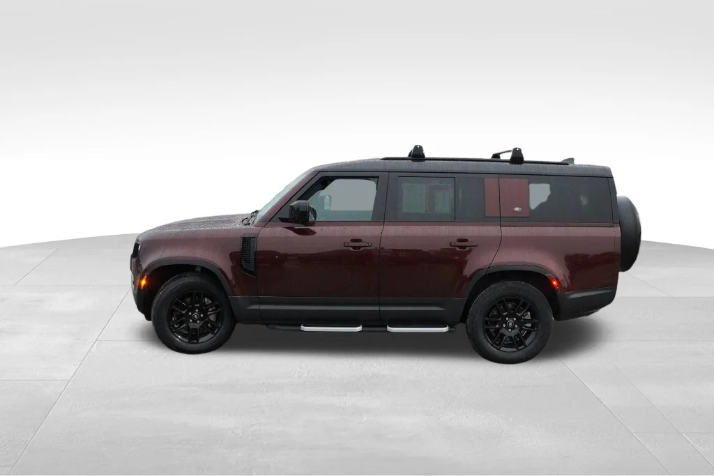 Used 2023  Land Rover SE image 9