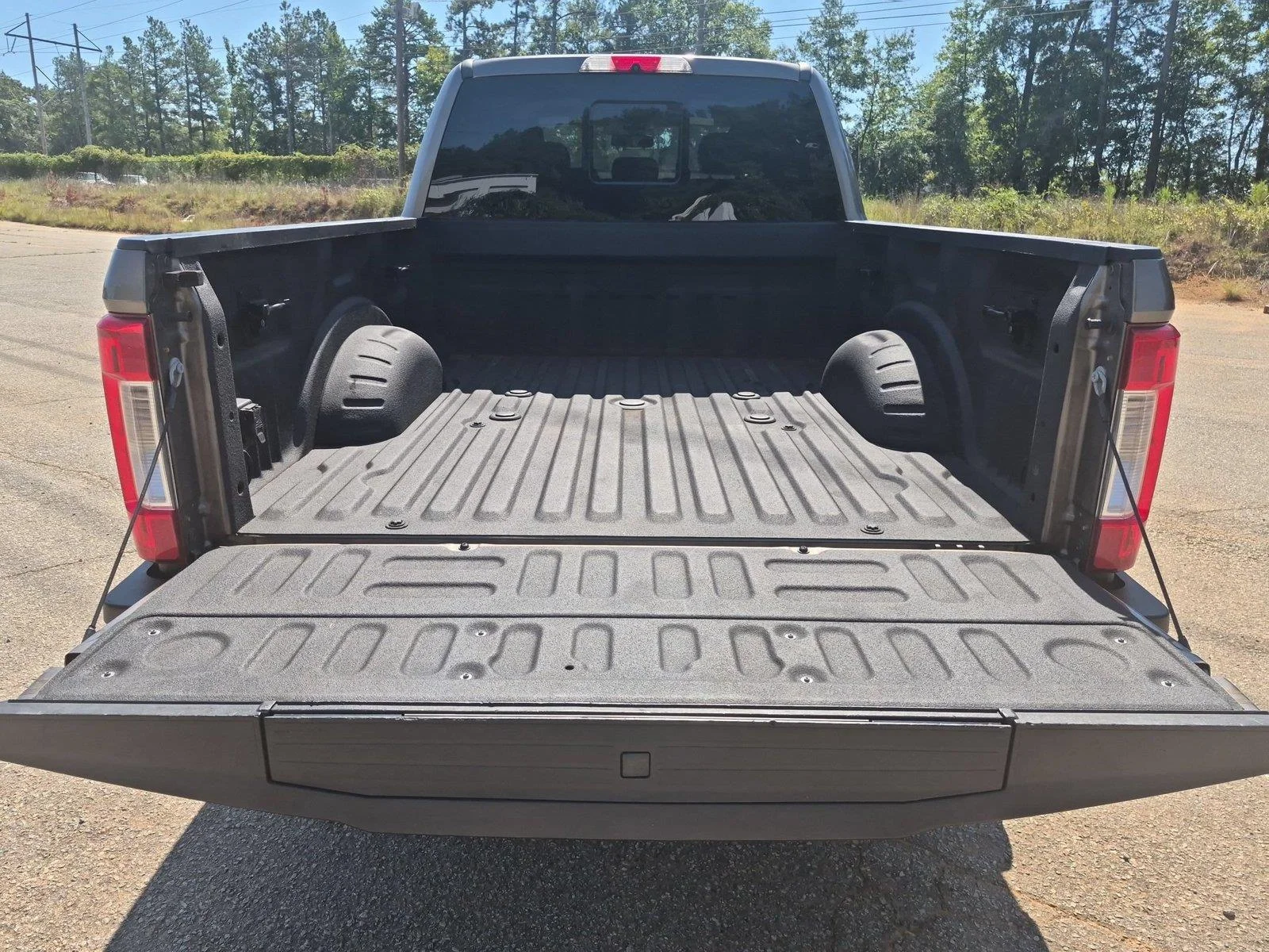 Used 2018 Stone Gray Metallic Ford LARIAT image 33
