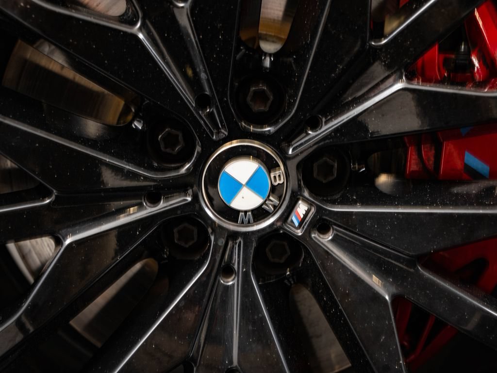Used 2021 Black Sapphire Metallic BMW M50i image 8
