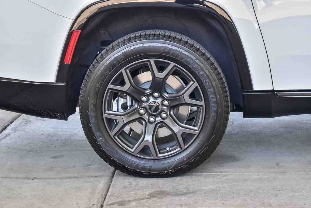 New 2026 Bright White Clear-Coat Exterior Paint Jeep ALTITUDE image 12