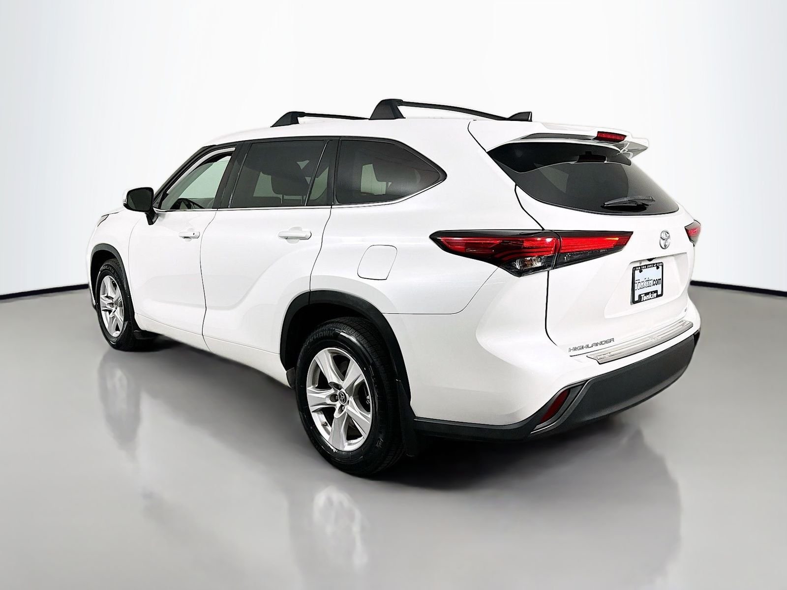 Used 2022 Pearl Toyota LE image 6