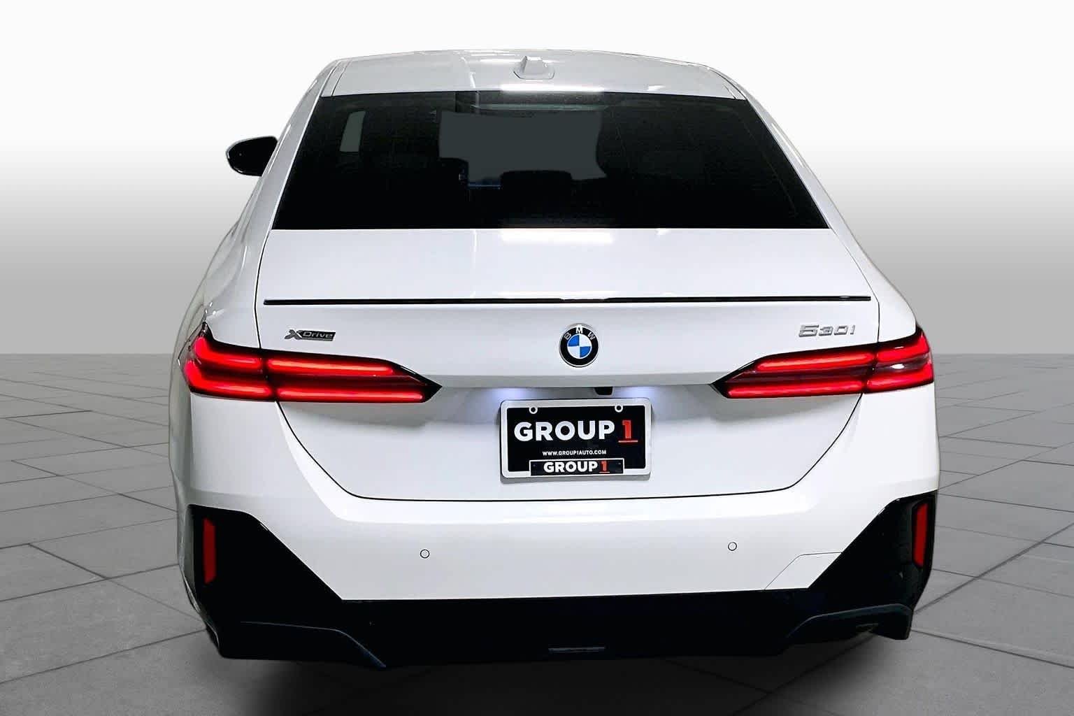 New 2027 300/Alpine Whit BMW 530i xDrive image 4