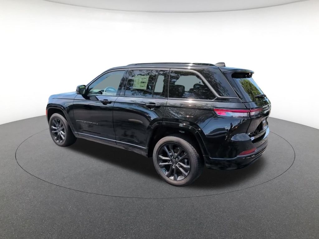 New 2026 Diamond Black Crystal Pearl-Coat Exterior Paint Jeep Limited Reserve image 9