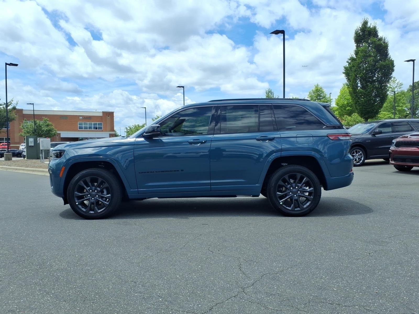 New 2026 Steel Blue Exterior Paint Jeep Limited Reserve image 3
