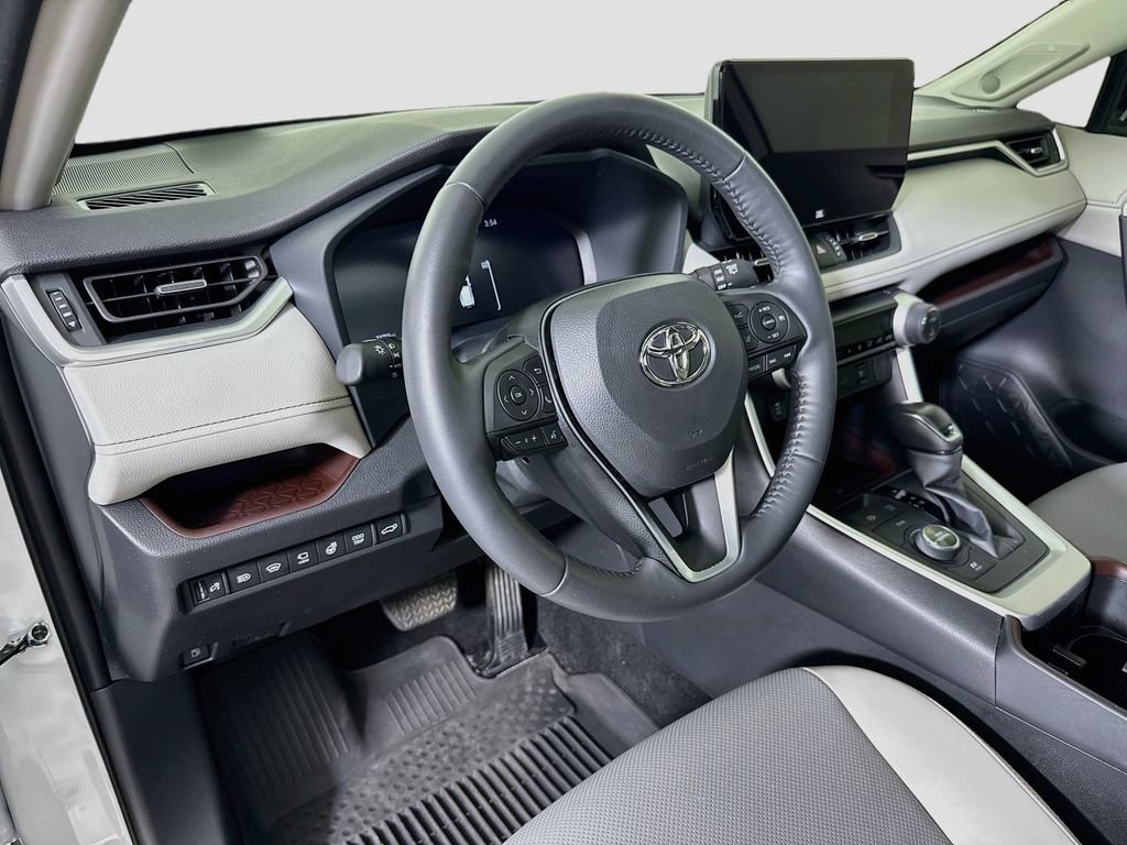 Used 2024  Toyota Hybrid Limited image 9