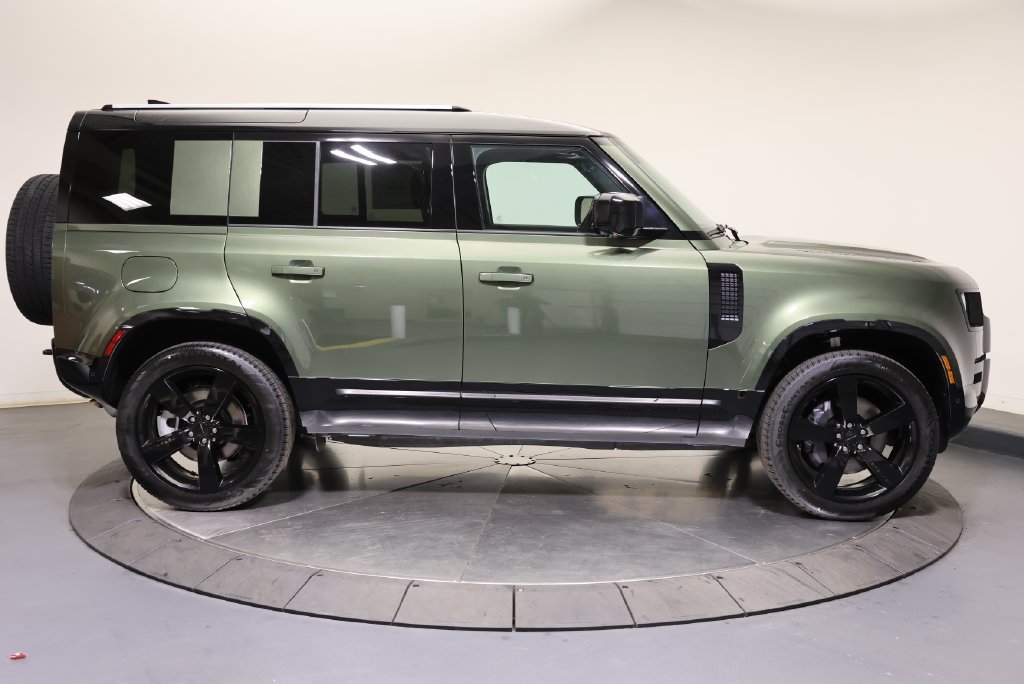 New 2026 Woolstone Green Land Rover X-Dynamic SE image 6
