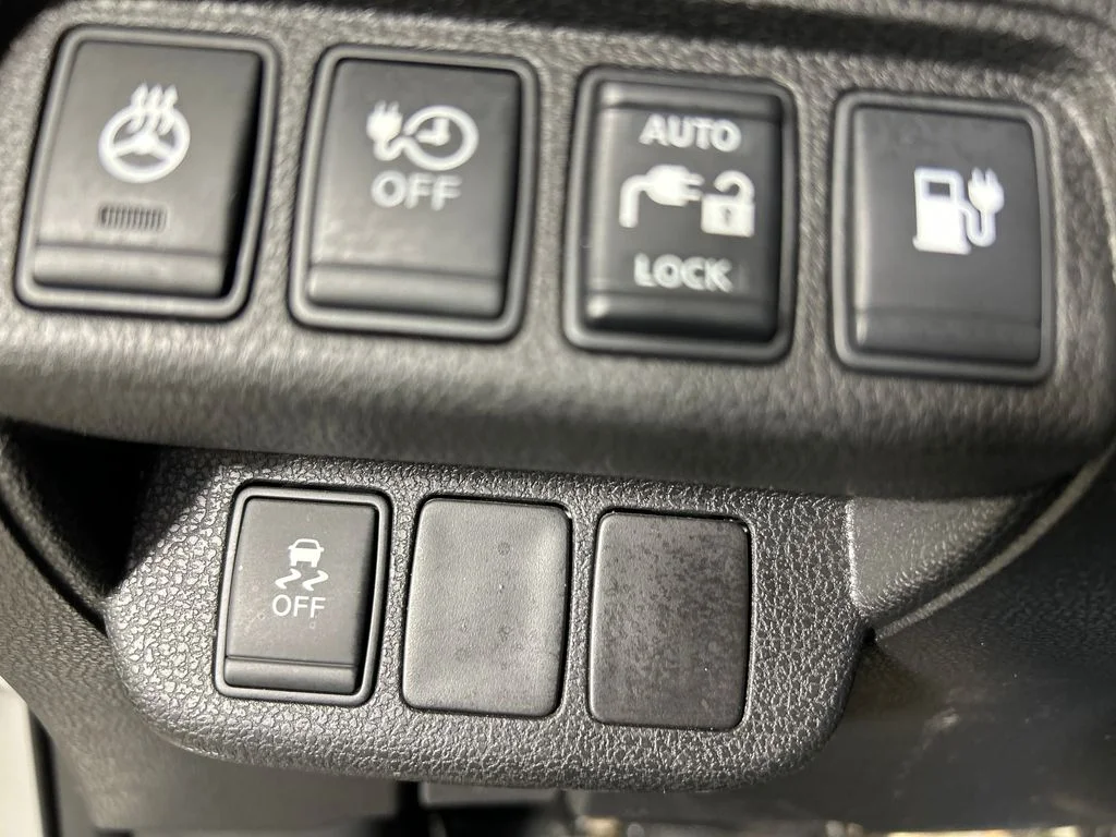 Used 2015 Silver Nissan SV image 13