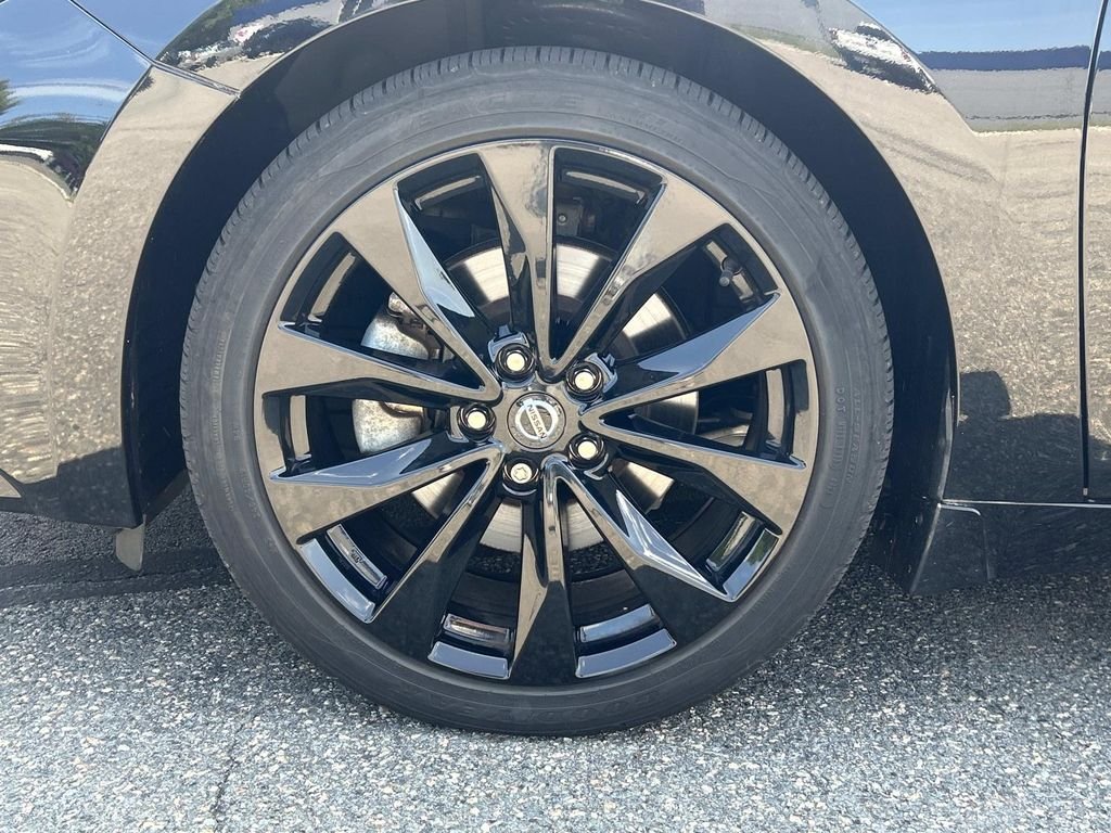 Used 2022 Black Nissan SR image 9