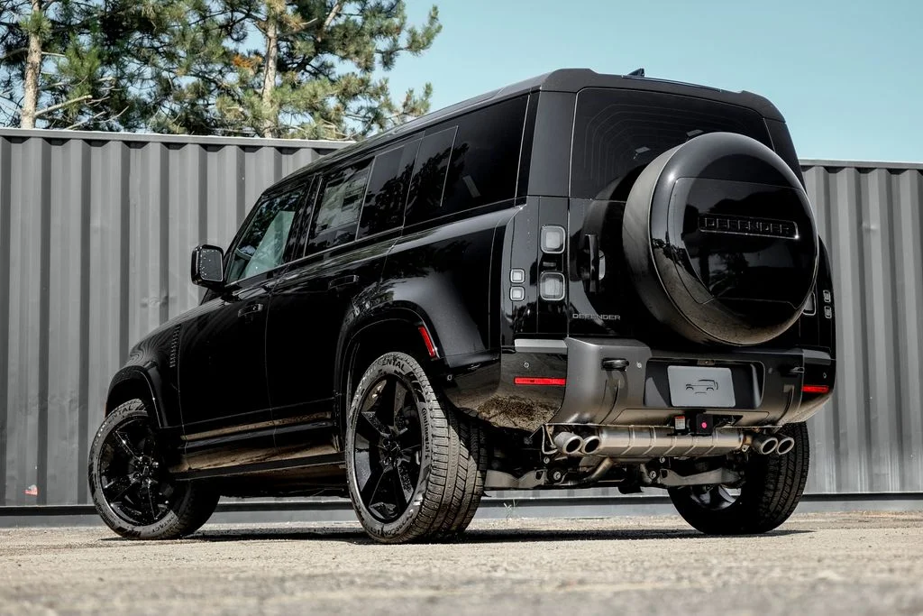 New 2026 Santorini Black Land Rover X-Dynamic SE image 2