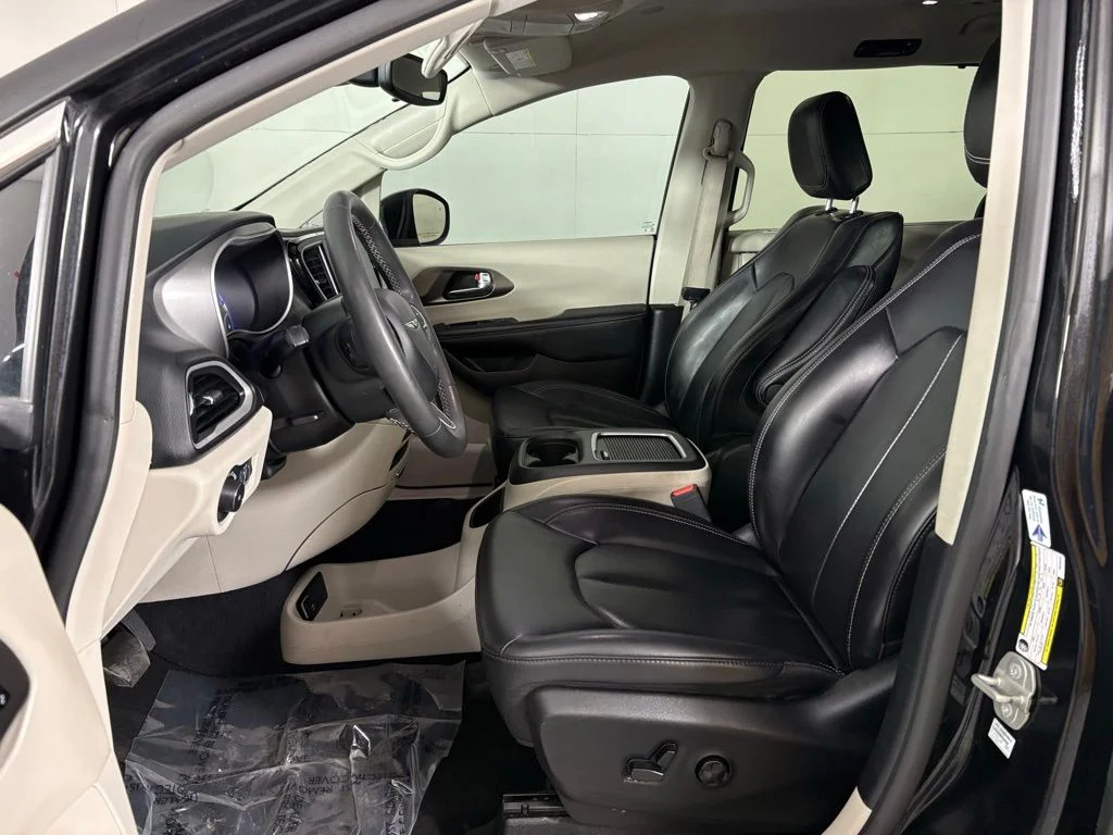 Used 2023 Black Chrysler Touring L image 17