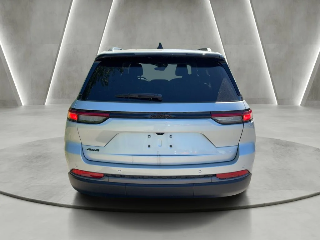New 2026 Silver Zynith Exterior Paint Jeep Altitude image 5