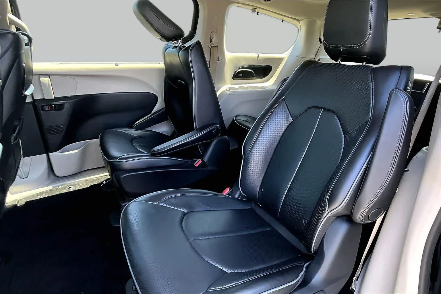 Used 2018 Brilliant Black Crystal Pearlcoat Chrysler Hybrid Limited image 19