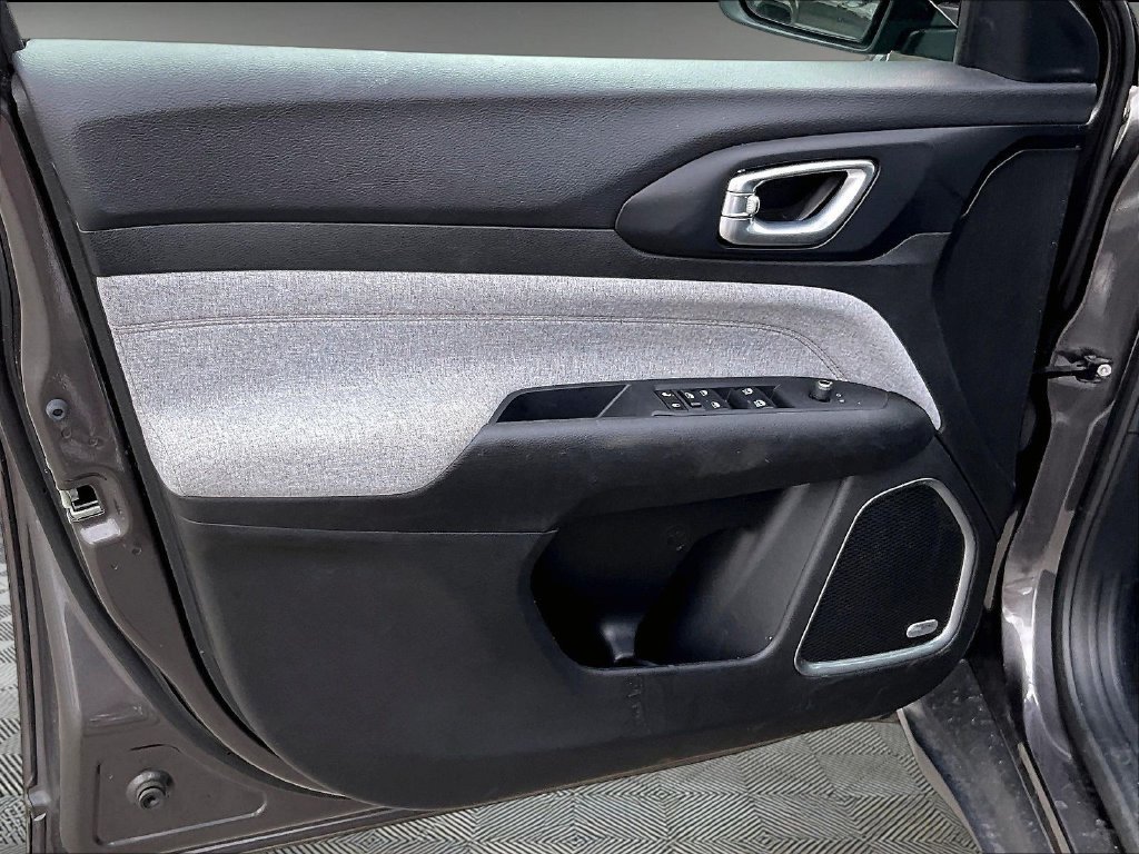 Used 2023 Granite Crystal Metallic Clearcoat Jeep Latitude Lux image 9