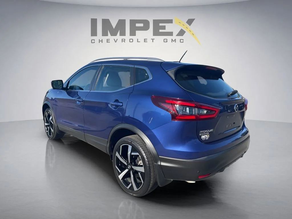 Used 2020 Blue Nissan SL image 3