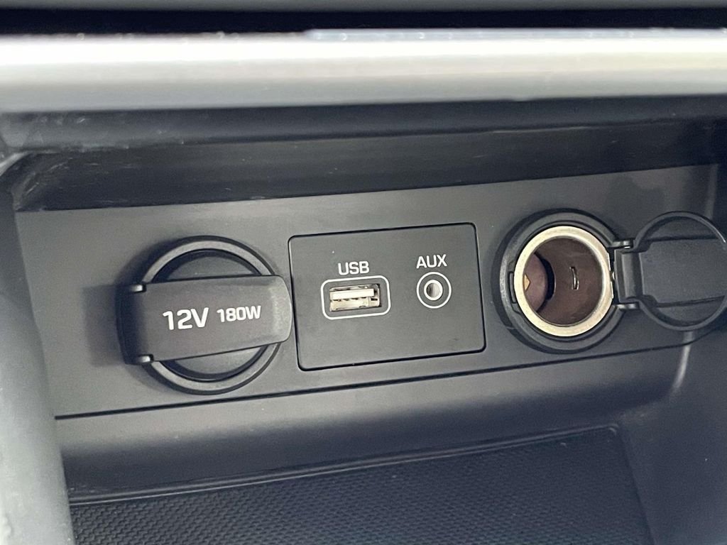 Used 2017 White Hyundai Base image 26