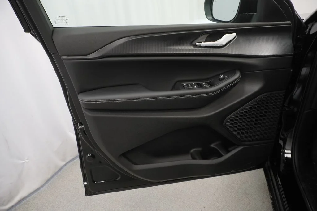 New 2026 Diamond Black Crystal Pearlcoat Jeep Laredo image 29