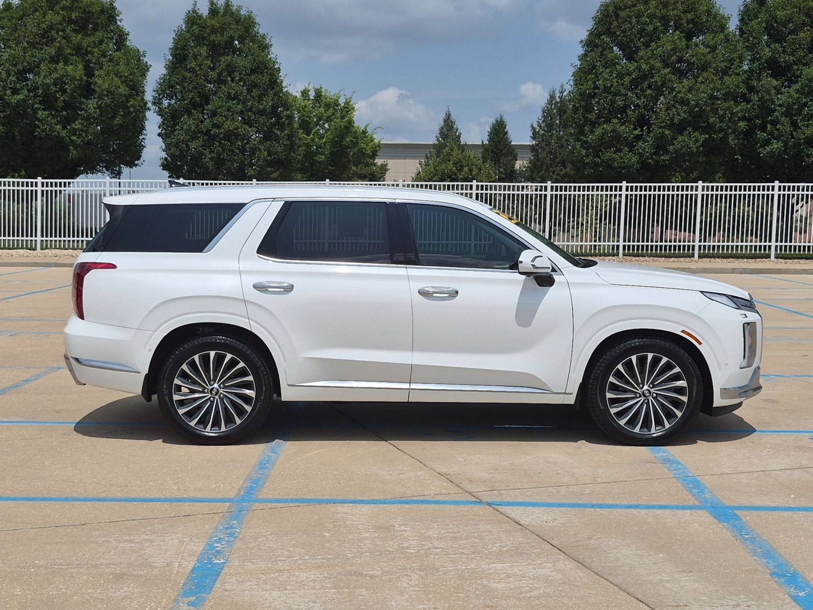 Used 2023 Hyper White Hyundai Calligraphy image 5