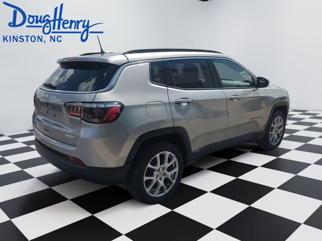 Used 2022 Silver Jeep Latitude Lux image 5