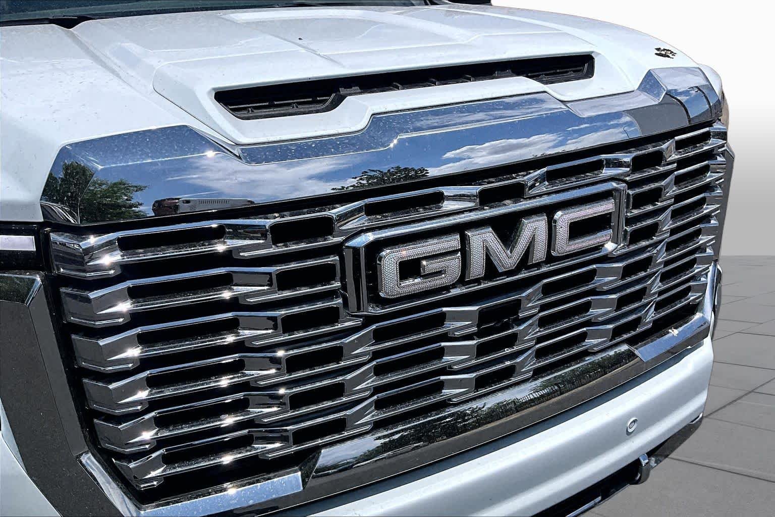 Used 2026 Glacier White Tricoat GMC Denali image 31